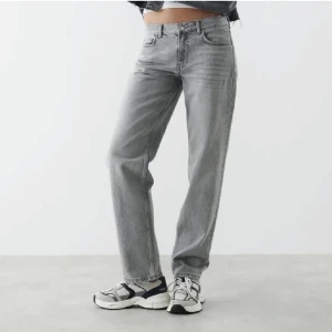 Low waist - Hej! Säljer mina gråa low waist jeans ifrån ginatricot! Jätte fint skick och super fina!! Om någon är ute efter ett billigare pris har ett par till som gylfen är sönder på (90kr+frakt) men om man kan sy osv. kan man säkert lösa det!💞
