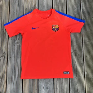 FC Barcelona fotbollströja  - Säljer min Barca träningströja som är köpt på Camp Nou (deras hemmaarena) 2016. Den är äkta och storlek M i barn. Skulle säga att det motsvarar ungefär XS/XXS då den även blivit utstretschad. Passar mindre människor! Kan gå ner i pris vid snabb affär! 🤞🏻🔥