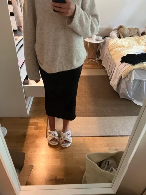 Långkjol - Svart långkjol med slits bak.