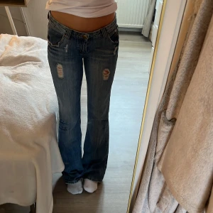 Jeans - Jätte snygga lågmidjade jeans som jag köpte här på plick men dem kommer aldrig till användning. Lite slitna vid fötterna men inget man ser. Midjemåttet: 39cm innerbenslängden: 81
