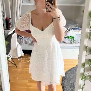 Oanvänd klänning - En helt oanvänd vit fin klänning från Bubbleroom då den blivit för stor för mig. Verkligen superfin och somrig med blommdetaljer!🌸  Både extra knappar och lapp sitter kvar! ❗️Nypris 699kr säljer för 480kr (+ frakt) ❗️