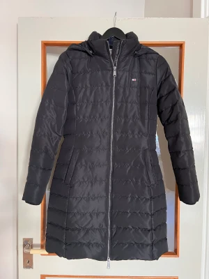 Tommy hilfiger jacka  - Tommy hilfiger jacka använd en gång pågrund av fel storlek. Den är helt felfri och är i toppskick. 10/10