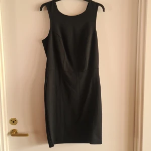 Klänning storlek medium - Klänningen är snyggare på en på bild 