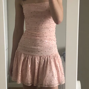 Festklänning  - Supersöt festklänning från Gina Tricot som liknar Maje klänningen! Har en dragkedja i ryggen ❤️