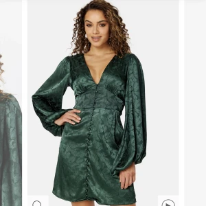 Grön klänning - 🍃Mörkgrön klänning från Vila, aldrig använd så den är i nytt skick.   🍃 storlek S. 