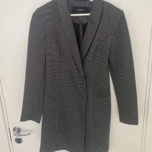 Kavaj/klänning - Kavaj/klänning från VeroModa. Jättefin, säljer då den inte kommer till användning, använd 3 gånger🌟