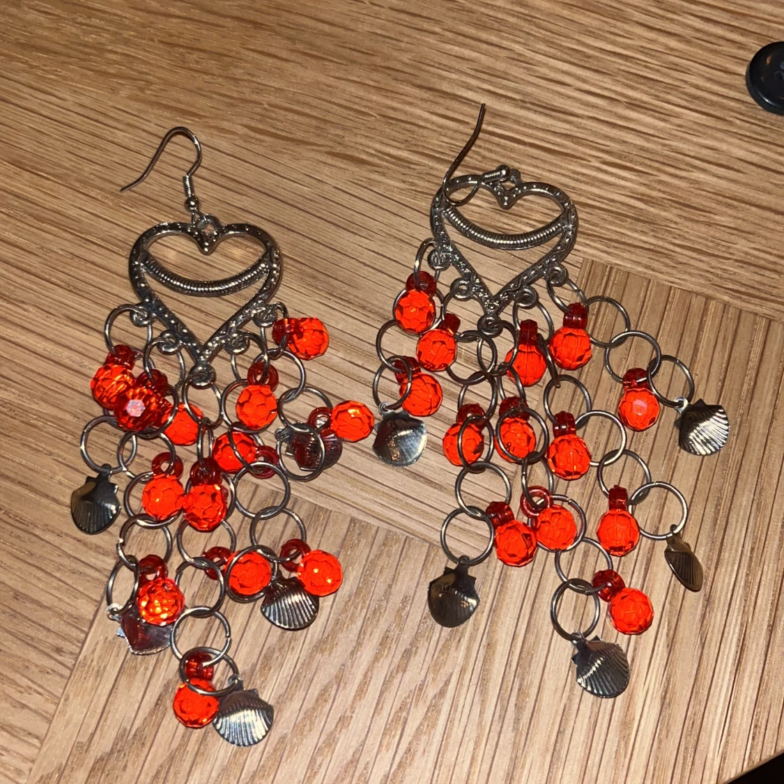 Y2K örhängen röda silvriga - 90