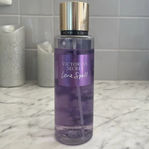 Victoria secret parfym  - Säljer denna victora’s secret mist i doft cherry blossom fresh peach🩷 Den hade en prislapp på korken som jag har försökt skrapa bort så bra som det går. Inte så använd!!