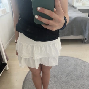 Volang kjol - Säljer min fina volangkjol från HM i storlek xs💕💕