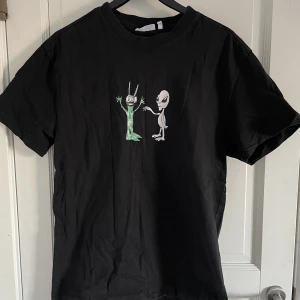 T-shirt med tryck  - Schysst oversized t-shirt med tryck  Sparsamt använd Strl: S