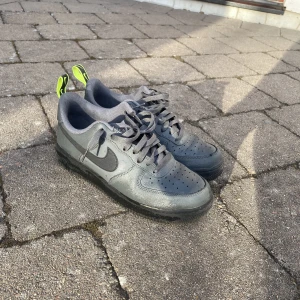 Nike Air Force 1 Stl 42 - Säljer nu dessa eftersom jag har köpt nya. Det är storlek 42 och jag har inte använt dom jättemycket. Jag köpte dom på Nikes hemsida, vet dock inte om dom finns kvar. Pm vid intresse!