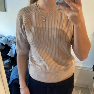 Kashmir tshirt - Kashmir tshirt från HM i en beige rosa färg, PERFEKT till sommaren!🫶🏼🫶🏼 storleken är xs men passar mig som vanligtvis har M❤️