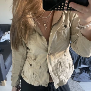 Trenchcoat  - Supersnygg jacka nu till i vår!! Aldrig använd av mig💕💕