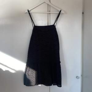 Säljer denna svarta klänning från zara med unikt mönster och låg rygg. Mycket sparsamt använd💞