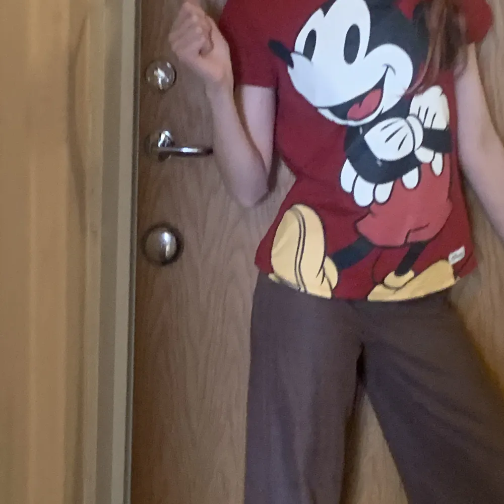 Röd Mickey Mouse T-shirt i samarbete med Disney . T-shirts.