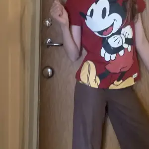 Röd Mickey Mouse T-shirt i samarbete med Disney 
