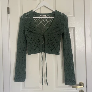 Topp - En underbar sommartopp med en vacker grön färg och silverfärgad tråd som gör den lite glansig🌟 Måtten är: Längd (nacke ner) - 38 cm, Bredd - 42 cm, Armlängd - 61 cm