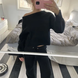 Stickad tröja - Så snygg tröja från H&M i ullblandning som tyvärr krympt lite i tvätten. Är fortfarande jättefin bara inte lika oversized som jag vill ha den! Fint skick!