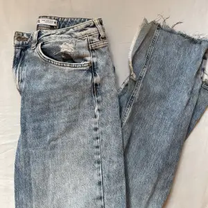 Jättefina jeans från zara med slits💗 Skriv för fler bilder❣️