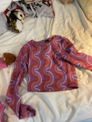 Tröja - 80-tals tröja, har en liten svart fläck, är kort i modellen