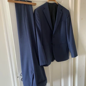 Bläck Kostym - Supersnygg knappt använd Mariblå kostym från Bläck 