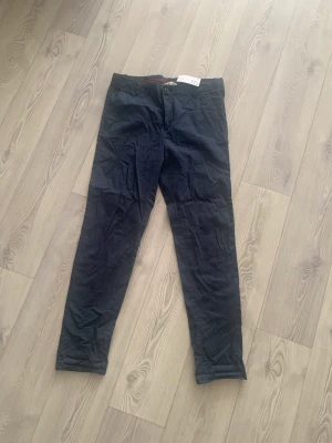 Chinos  - Helt nya chinos aldrig använda. 