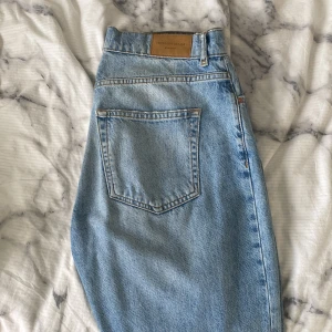 Skitsnygga jeans - Säljer dessa slitna jeansen från Gina (90’s highwaist jeans). Två hål på ena låret och ett på knäna, som ger väldigt snygg form. Dessa är i originallängd och har inte använts på länge, fint skick! 