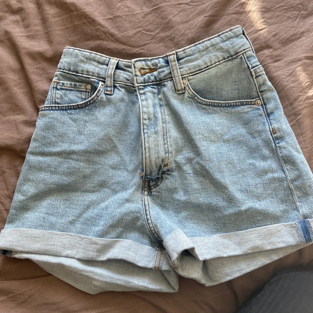High waist jeansshorts med momjeans fit från Hm. Användt 1 gång och har tyvärr blivit försmå🌼. Shorts.