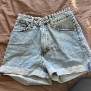 Jeansshorts  - High waist jeansshorts med momjeans fit från Hm. Användt 1 gång och har tyvärr blivit försmå🌼