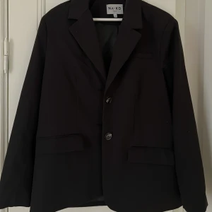 Oversize kavaj - Säljer denna kavajen från NAKD, perfekta basplagget att ha i garderoben! 