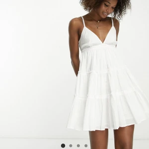 Klänning perfekt till studenten och sommaren - Helt nyköpt från river island med lapp kvar! Inköpspris 420 kr och är slutsåld på asos! Normal i storleken! Pris diskuterbart