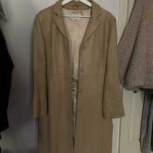 A gorgeous leather imitation coat in beige.  Condition: Very good.  Size for women: 40 Size for men: 34/38