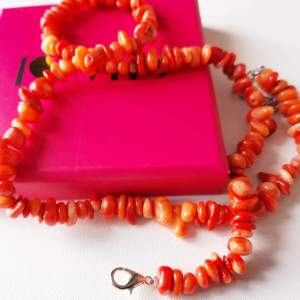 Necklace with natural coral, ca 46 cm long, new. Perfect for summer. Comes with the pink box, lovely for gift giving 