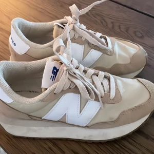 New balance sneakers - Tänkte sälja mina New Balance 237 med beig, vit och blå detaljer. Funkar till allt och är supersköna!! Köpta sommaren 2022 och är använda Max 5 gånger, kommer inte till användning då jag har alldeles för mycket skor och jag rensar inför flytt. 