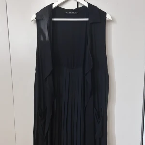 zara lång väst  - Zara basic lång väst av polyester, endast använt ett fåtal gånger 😊