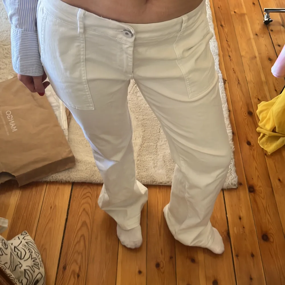 Vita jeans från ESPRIT via Sellpy, passar en 38❤️så himla snygga till sommaren🌞. Jeans & Byxor.