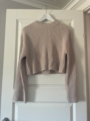 Stickad tröja - En superfin stickad tröja! Den är beige och ribbad!❤️ st xs❤️