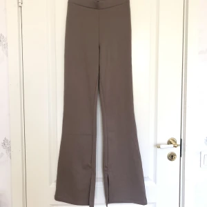 Byxor - Bruna oanvända byxor i storlek XS.
