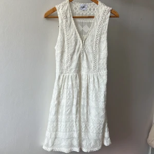 Vit sommar klänning - Vit klänning köpt för väldigt länge sen. Använd ett par gånger men fortfarande i bra skick. Storlek M❤️