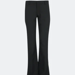 Lågmidjade kostymbyxor  - Säljer mina jättefina lågmidjade kostymbyxor, i storlek 36, från bikbok då de blivit för små för mig. Jag har sytt upp dom några cm för att de ska passa mig som är ungefär 159/160. Hör gärna av er vid frågor eller intresse <3 (Andra bilden är lånad) 