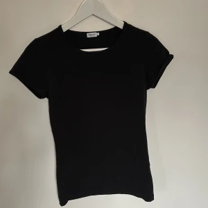 Filippa K  - Basic svart t-shirt från Filippa K. Är i mycket bra skick och knappt använd.