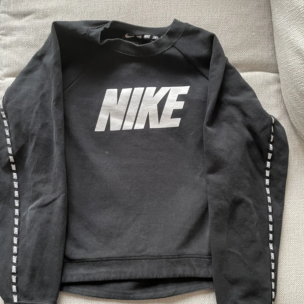 •Svart Nike sweatshirt i stl M • Sparsamt använd  • passsr lika bra till vardags som till träningen . Hoodies.