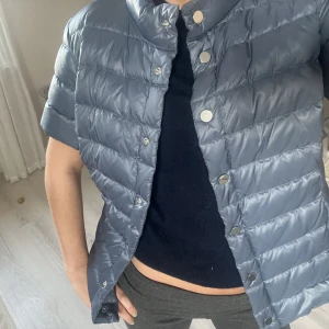 Ljusblå jacka - Säljer denna fina ljusblå jacka som är perfekt nu till våren💖💖💖