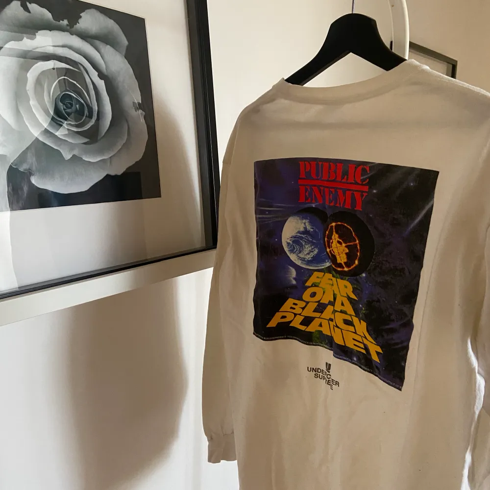 Tjabba, köpt för något år sen men i bra skicka. Longsleeve cond 9/10. Strl M men sitter lite oversized. . T-shirts.