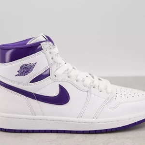 Jordan 1 high - Vita jordan 1’s med lila märke. Snygga nu till sommaren och använda en gång så i nyskick.🙌🏼 Säljer pågrund av att de är för små!!💜