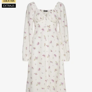 Sommarklänning!  - En sommarklänning som är perfekt nu till sommaren eller en avslutning 💕 den är helt ny så prislappen sitter kvar, säljs eftersom den ej passa🤩💕 