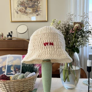 Virkad fiskarhatt - Vit fiskarhatt med röd logga. 