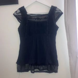 Svart tröja  - Super fin svart tröja med väldigt fina detaljer!☺️ skriv privat om du är intresserad ❤️frakt tillkommer❤️