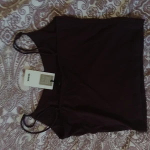 Bikbok linne - Säljer en crop linne från Bikbok i färgen vinröd. Passar perfekt för sommaren och är i helt ny skick. Köptes för 159 kr. Strolek M men passar även S