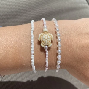 Armband  - Superfina handgjorda armband 💗 15 kr/st☺️ skriv vid frågor och intresse! Vi har även massa fler armband i vår profil så spana gärna in de också!🥰